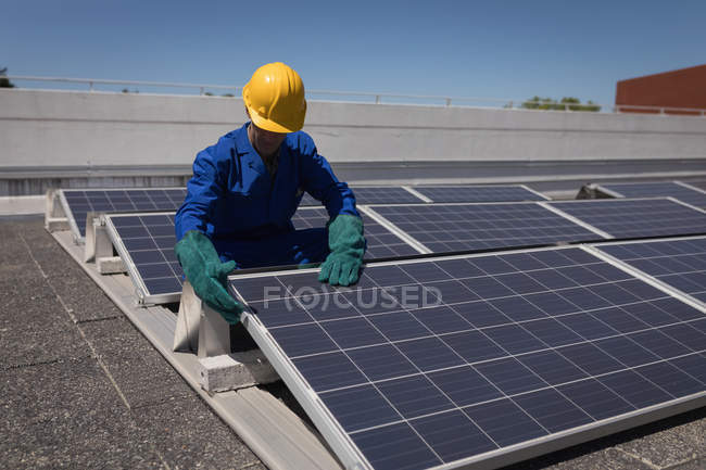 Männliche Arbeiter arbeiten an einem sonnigen Tag an der Solarstation — Stockfoto