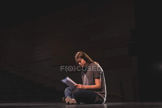 Женщина-актриса читает сценарий на сцене театра — стоковое фото