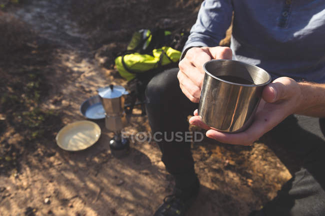 Escursionista maschio che prende un caffè in campagna in una giornata di sole — Foto stock