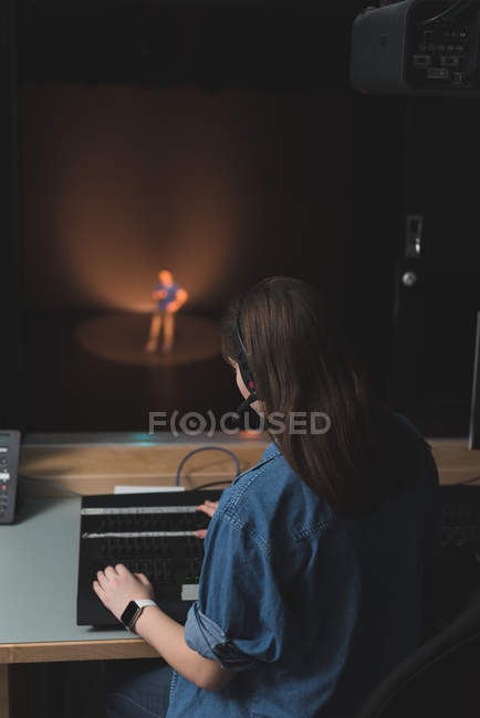 Visão traseira do gravador de som feminino trabalhando no teatro — Fotografia de Stock