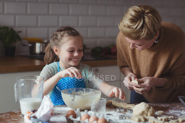 Mutter und Tochter bereiten Cupcake zu Hause in der Küche zu — Stockfoto