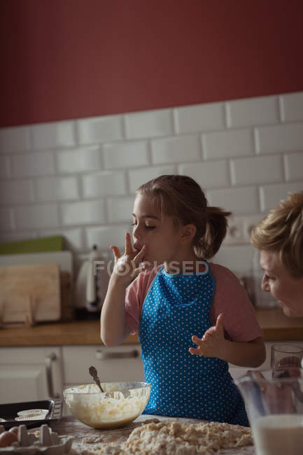 Mutter und Tochter bereiten Cupcake in Küche zu — Stockfoto