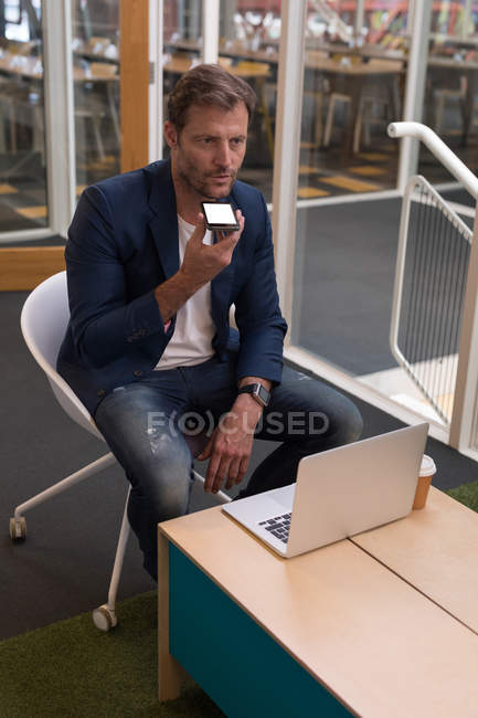 Homme d'affaires parlant sur téléphone portable dans le bureau — Photo de stock