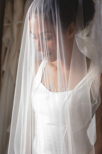 Sensuale sposa mista in abito da sposa e velo — Foto stock