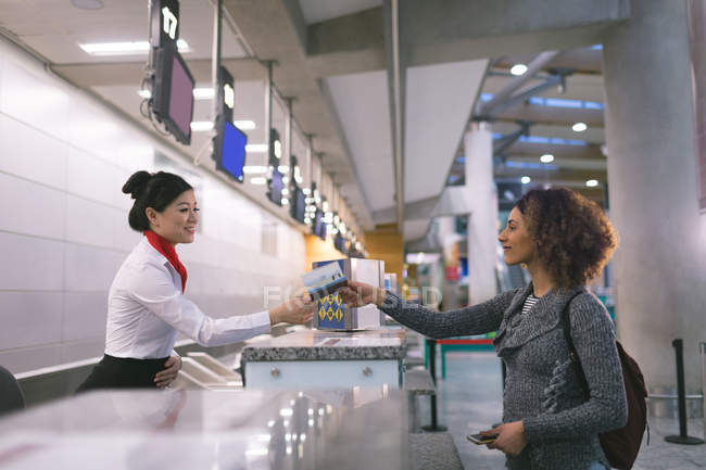 Реєстрація авіакомпанії - видача паспорту на прилавку в терміналі аеропорту — стокове фото