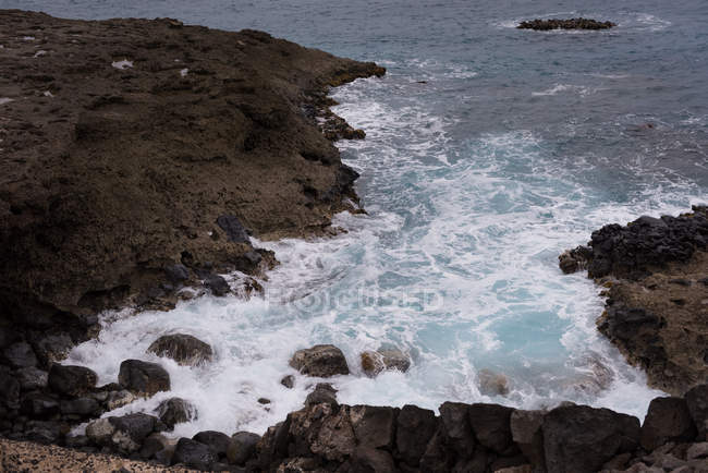 Schönes Meer mit Felsen an einem sonnigen Tag — Stockfoto