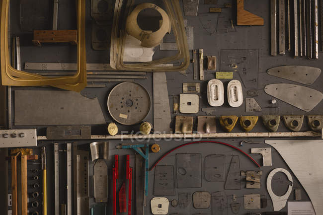Divers outils et équipements disposés sur pegboard dans un cintre aérospatial — Photo de stock