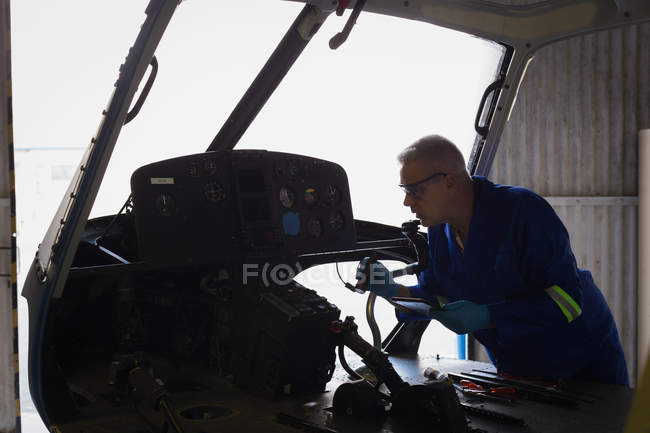 Ingenieur untersucht Cockpit in Luftfahrtanhänger — Stockfoto