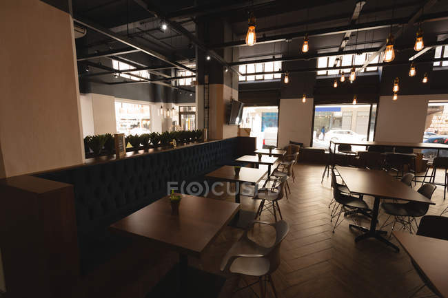 Пустые столы и стулья в кафетерии в офисе — стоковое фото