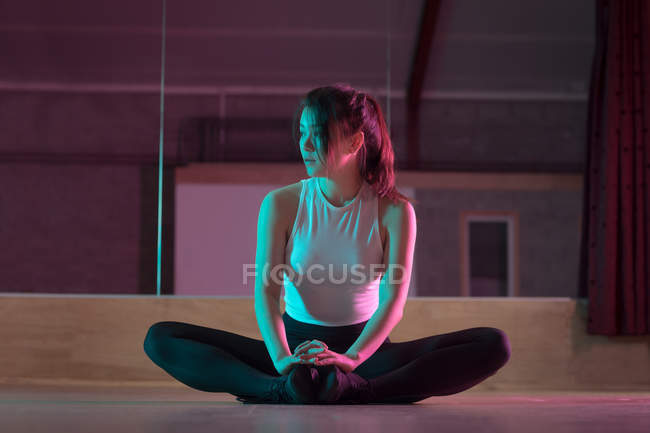 Junge Tänzerin entspannt im Tanzstudio — Stockfoto