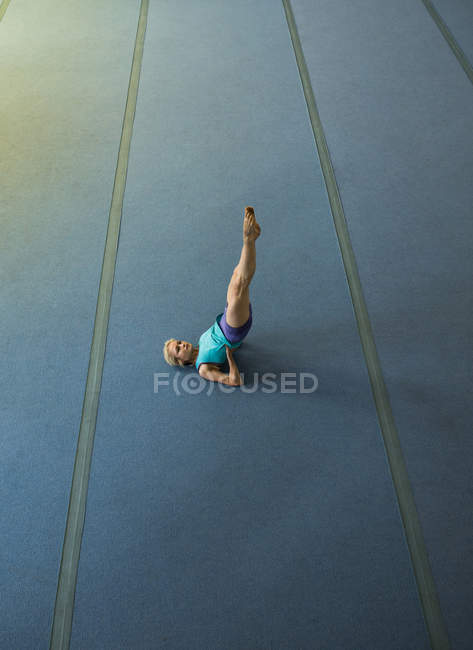 Sportswoman che esegue esercizio di stretching in palestra — Foto stock
