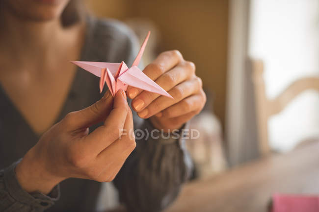 Primer plano de la mujer que prepara una artesanía de papel en casa - foto de stock