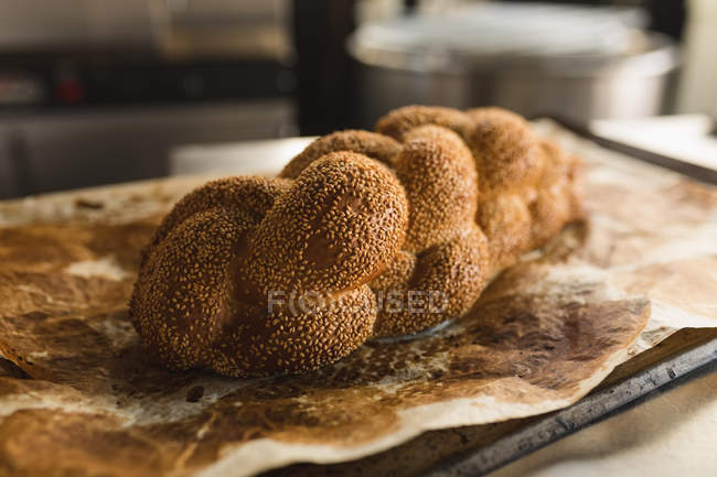 Gros plan sur les aliments sucrés cuits dans la boulangerie — Photo de stock