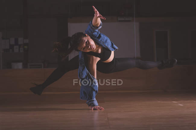 Танцовщица танцует в танцевальной студии — стоковое фото