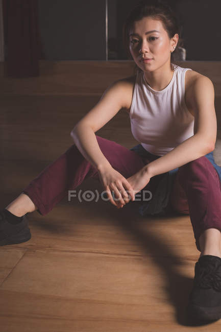 Молодая танцовщица отдыхает в танцевальной студии — стоковое фото