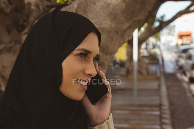 Beautiful urban hijab woman talking on mobile phone — Stock Photo