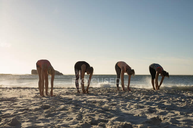 Jogadoras de voleibol se exercitam juntas na praia — Fotografia de Stock