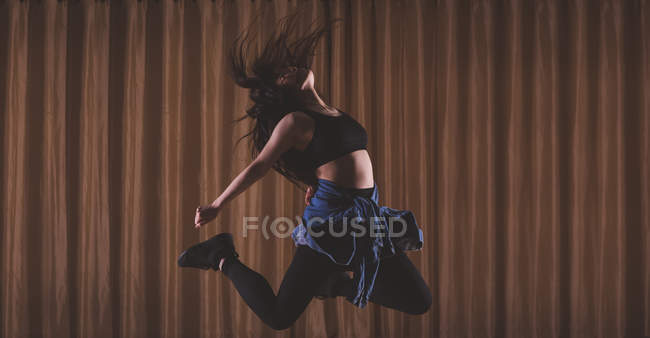 Young female dancer dancing in dance studio — Stock Photo