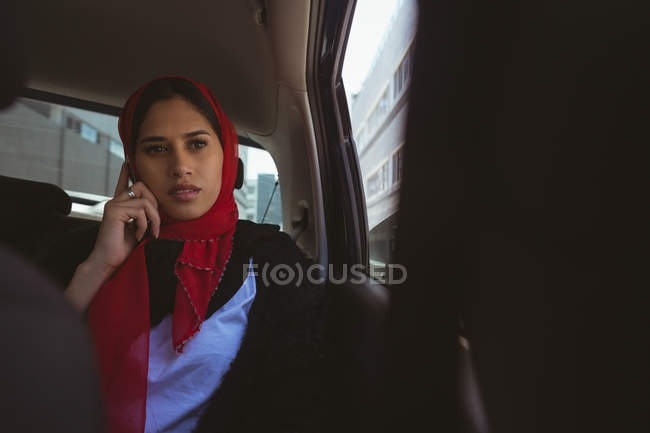 Красивая женщина хиджаб разговаривает по мобильному телефону в машине — стоковое фото