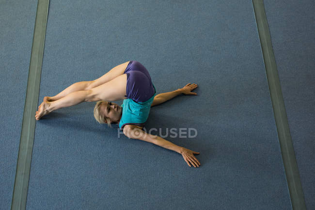 Sportswoman effectuer des exercices d'étirement au studio de fitness — Photo de stock