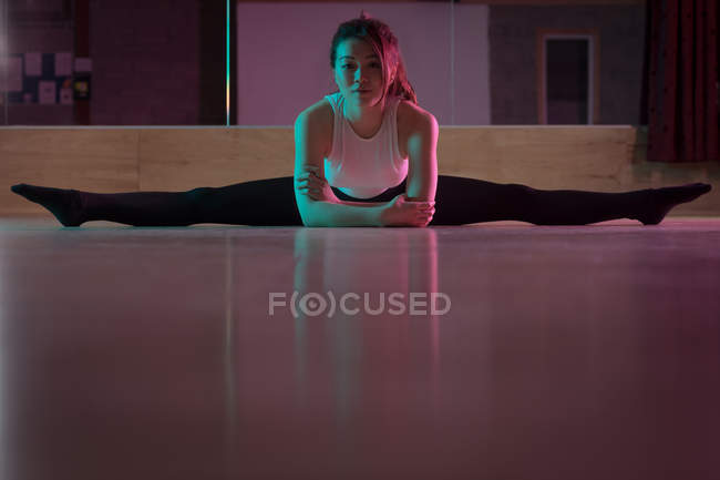 Young female dancer exercising in dance studio — Stock Photo