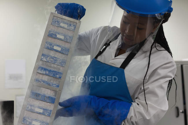 Científica sosteniendo muestras médicas en laboratorio - foto de stock