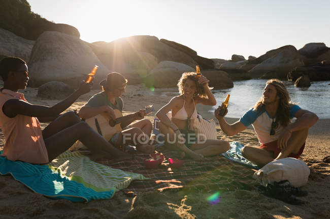 Gruppo di amici che si divertono in spiaggia in una giornata di sole — Foto stock