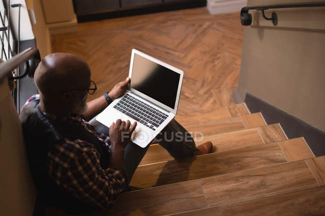 Senior-Grafiker mit Laptop im Büro — Stockfoto