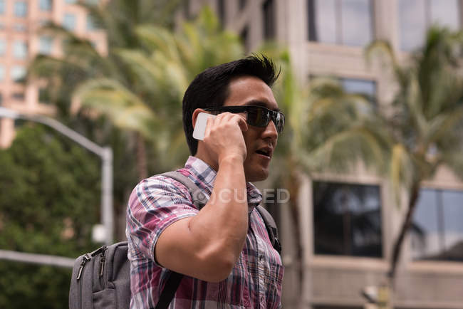 Homme intelligent parlant téléphone mobile dans la rue de la ville — Photo de stock