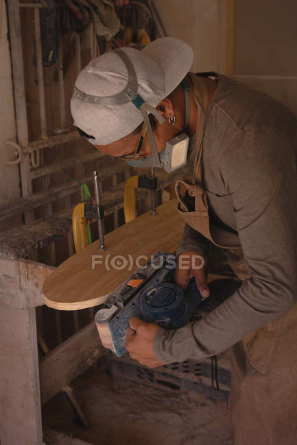 Homme faisant du skateboard en atelier — Photo de stock