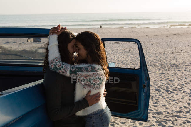 Casal romântico na praia em um dia ensolarado — Fotografia de Stock
