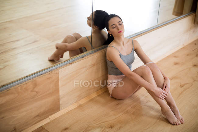 Молода танцівниця спить у танцювальній студії — стокове фото