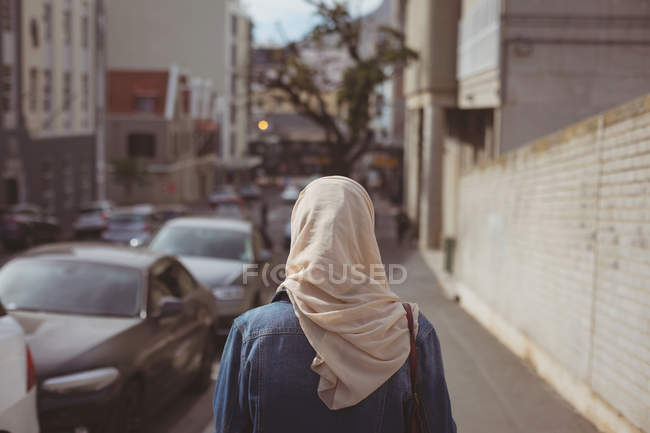 Rückansicht einer Hijab-Frau, die auf dem Gehweg steht — Stockfoto