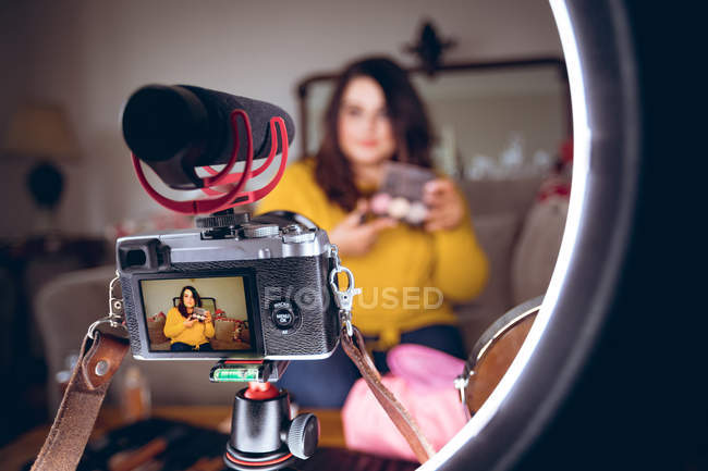 Video-Bloggerin nimmt Video-Vlog zu Hause auf — Stockfoto