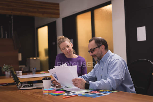 Geschäftskollegen schauen sich Dokumente im Büro an — Stockfoto