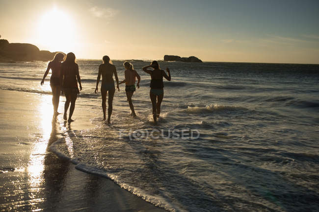 Jugadoras de voleibol de pie juntas en la playa - foto de stock