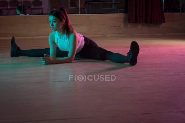Jovem dançarina se exercitando no estúdio de dança — Fotografia de Stock