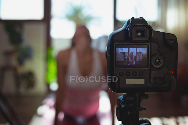 Video-Bloggerin nimmt Video-Vlog auf, während sie zu Hause trainiert — Stockfoto
