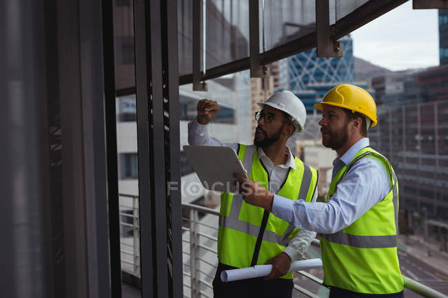 Architects discussing with each other in office — Stock Photo