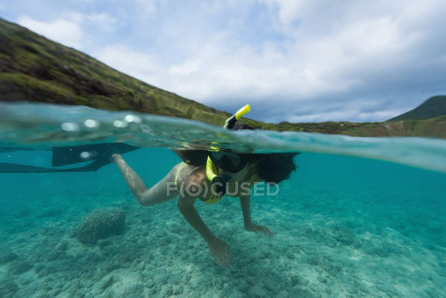 Femme plongée avec tuba sous l'eau par une journée ensoleillée — Photo de stock