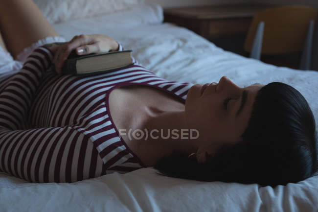 Молода жінка спить в спальні вдома — стокове фото