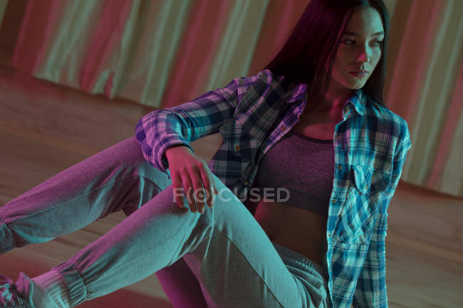 Nachdenkliche Tänzerin entspannt sich im Tanzstudio — Stockfoto
