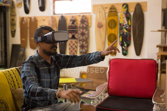 Mann benutzt Virtual-Reality-Headset in Werkstatt — Stockfoto