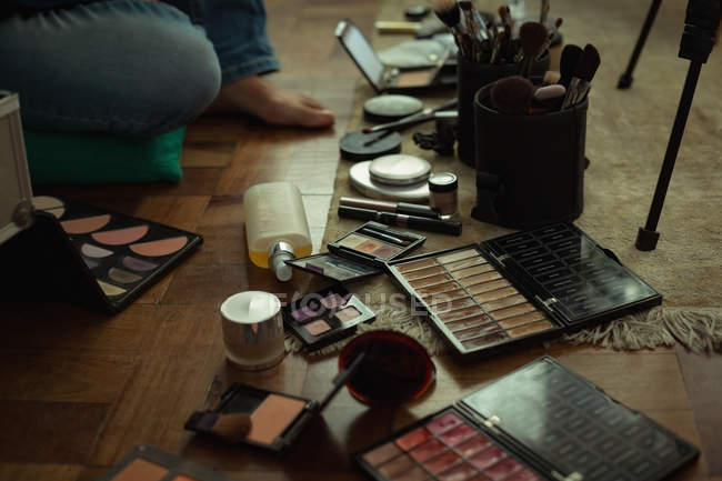 Низький розділ жіночого відео блогера з аксесуарами для макіяжу вдома — стокове фото