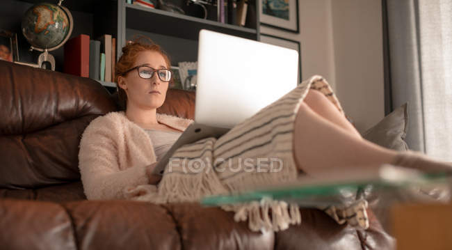 Женщина пользуется ноутбуком дома — стоковое фото