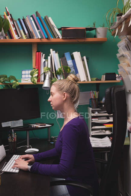 Female executive working on computer at desk — Stock Photo