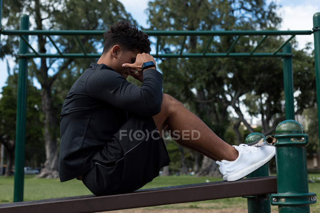 Young man exercising in the park — Stock Photo
