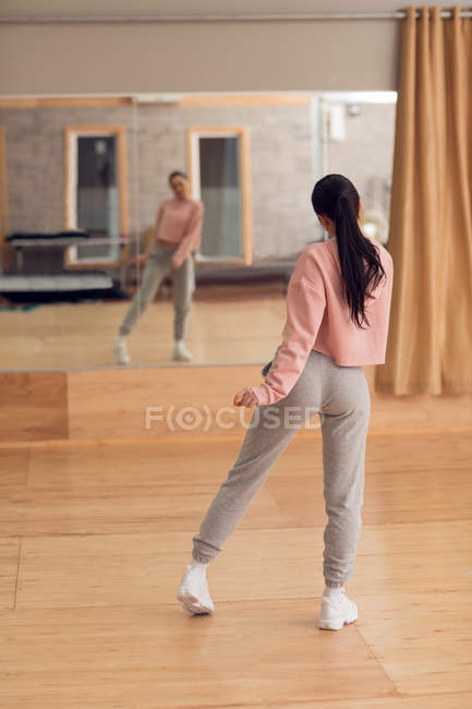 Bailarina joven bailando en estudio de danza - foto de stock