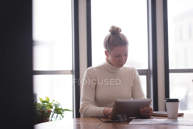 Hermosa mujer ejecutiva usando tableta digital en la oficina - foto de stock
