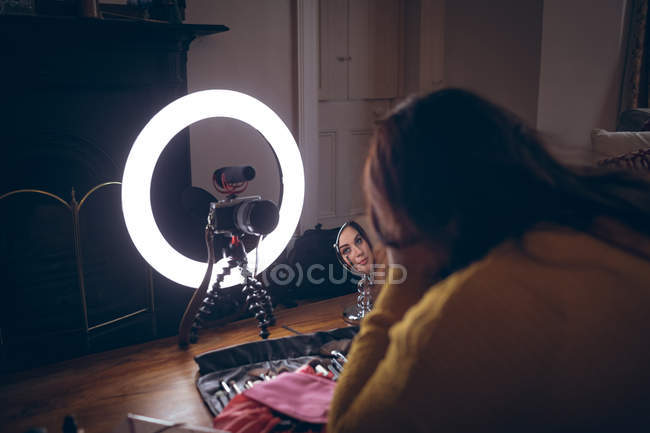 Жіночий відеомагнітофон, що застосовує макіяж вдома — стокове фото